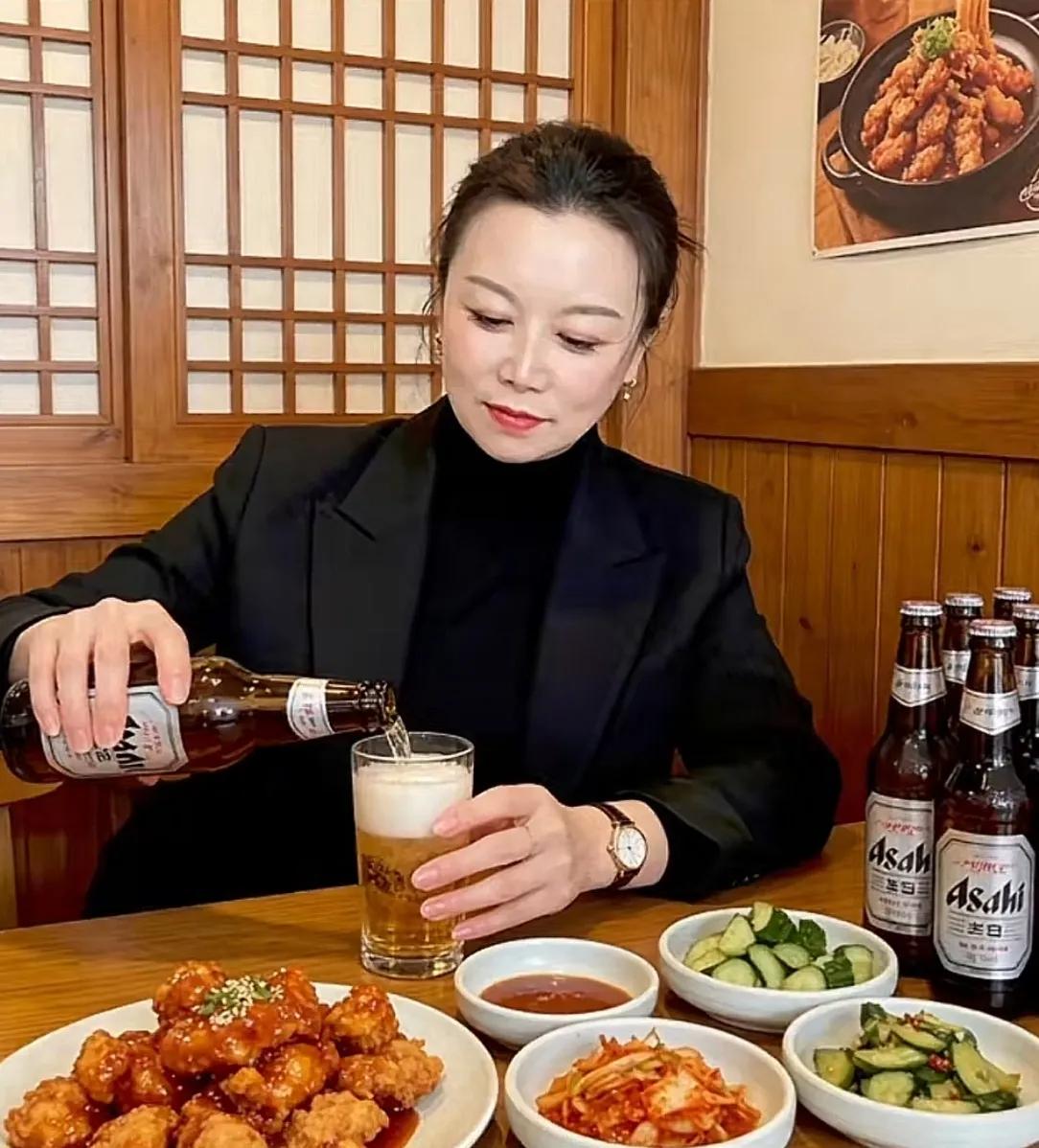 压力大的时候和闺蜜一起喝点酒，女人也需要缓解压力，微醺的感觉真好，中年女人压力很