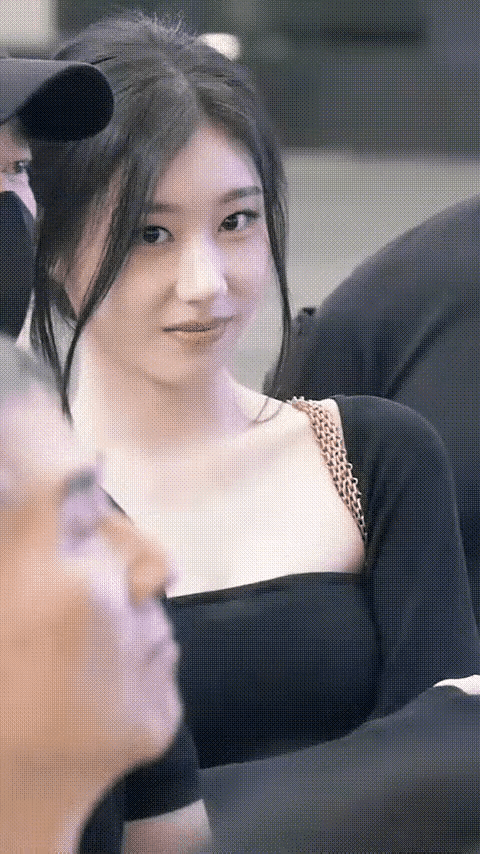 谁能读懂美女的眼神和表情，传达着什么意思？我认为是发现了心仪的对象，动心的一种表
