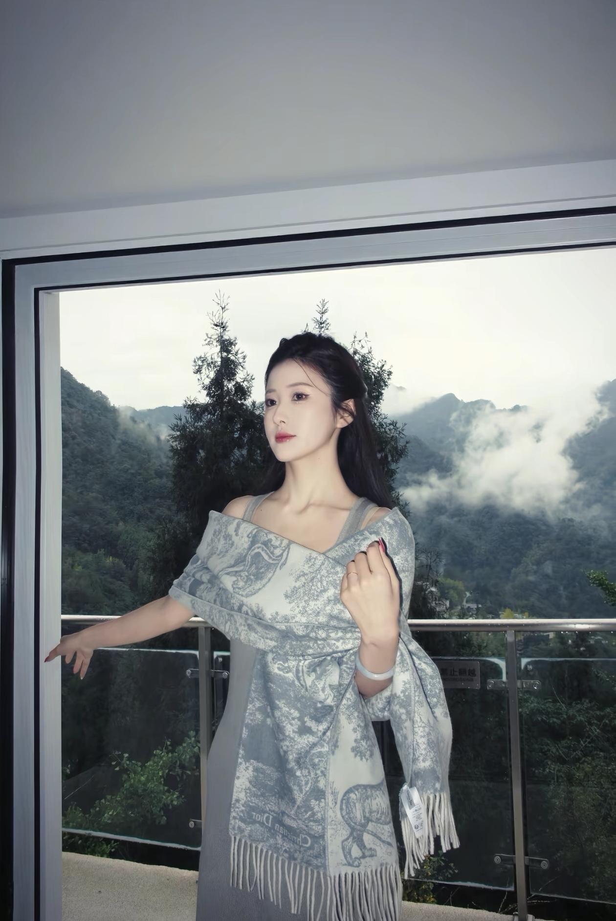 云雾缭绕的山间仙境，优雅女子倚窗而立，尽显自然之美。