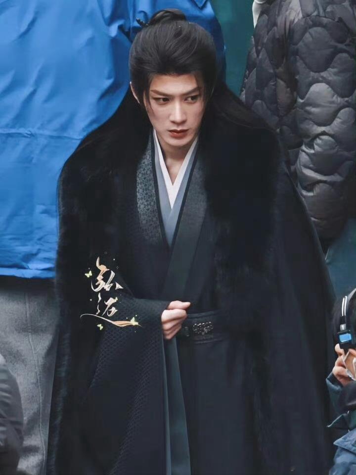 檀健次谢却山路透简单几张，已然心潮澎湃，对谢却山的燥候又增加了几分。路透中的檀健