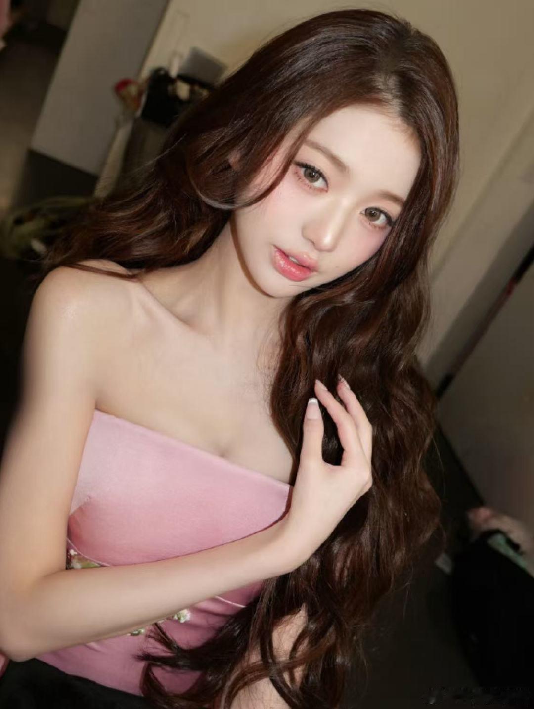 恋综女嘉宾撞脸张元英谁看了不恍惚！章梓馨亮相颜值出圈，五官神态神似张元英，精致长