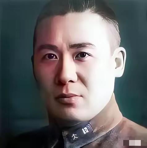 杨遇春黄埔三期出身，红军师长，因为政委杀了他父母，夜杀政委投蒋，庐山血战痛击冈村