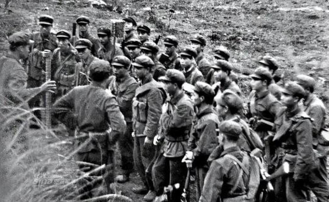 1979年，越南老百姓发现一个怪象：中国军队撤退时，为什么专炸水泥电线杆？ 