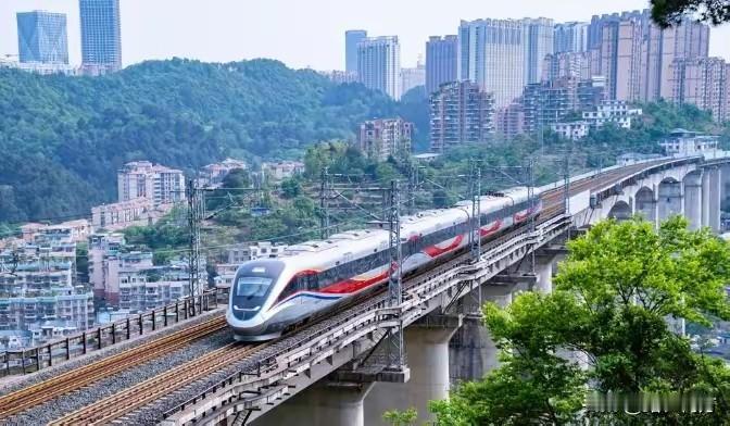 中国避暑之都厉害了！中国目前全线运营的唯一环城快铁竟然是贵阳！看来，贵阳这西南枢