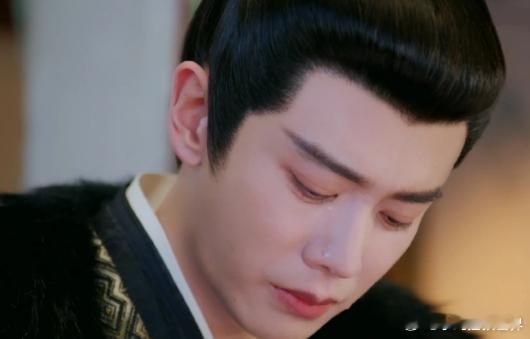 任嘉伦在《凤凰台上》的古装仪态堪称完美！他饰演的萧焕，无论是面对朝臣的威严，还是