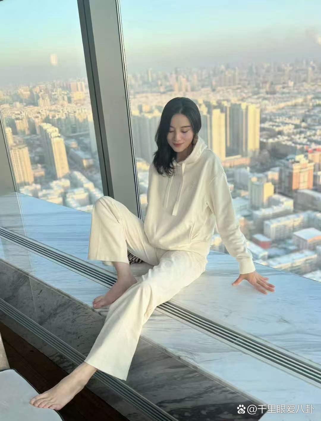 宋佳的玉足线条精致又秀气，形态优雅，美得恰到好处