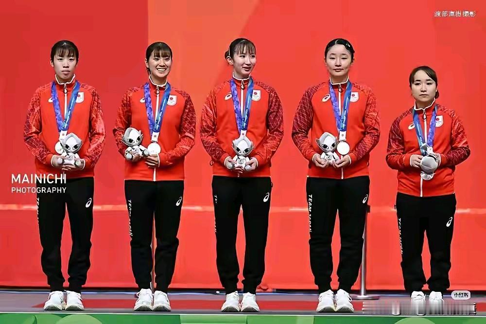 亚运女团亚军背后：两种截然不同的情绪这次亚运会女团决赛，日本女团收获银牌，