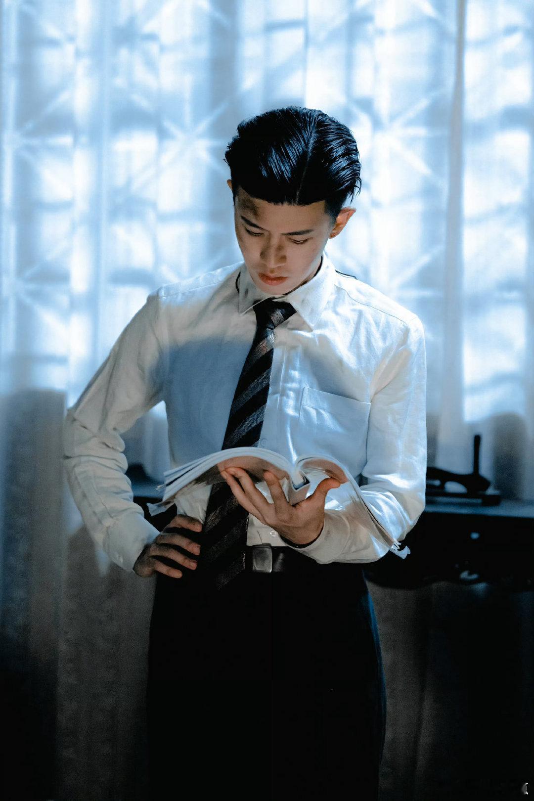 任嘉伦大佬气质与温柔爹感并存商海浮沉儒雅从容，乱世棋局步步为风，任嘉伦饰演的何贤