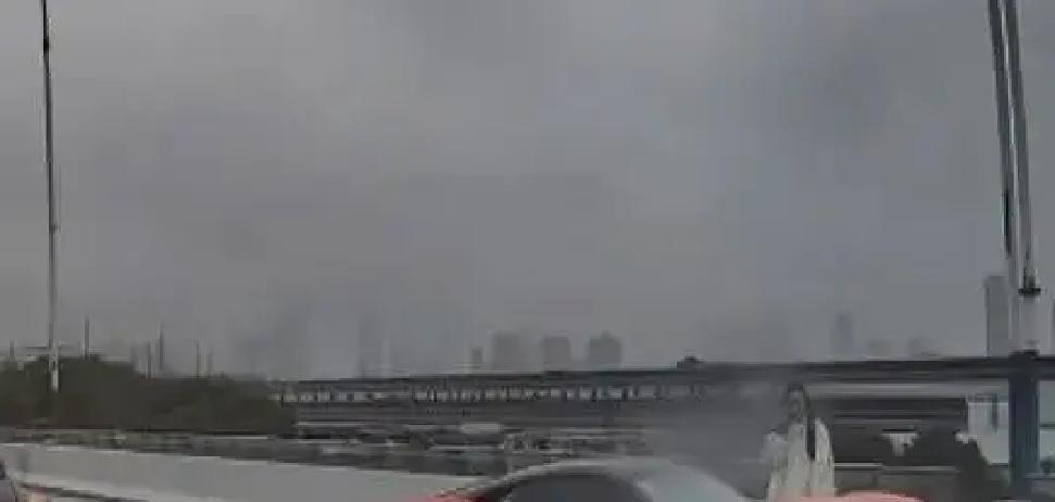 几百万的法拉利撞成废铁，车主下车第一件事居然是玩手机？人连块皮都没...