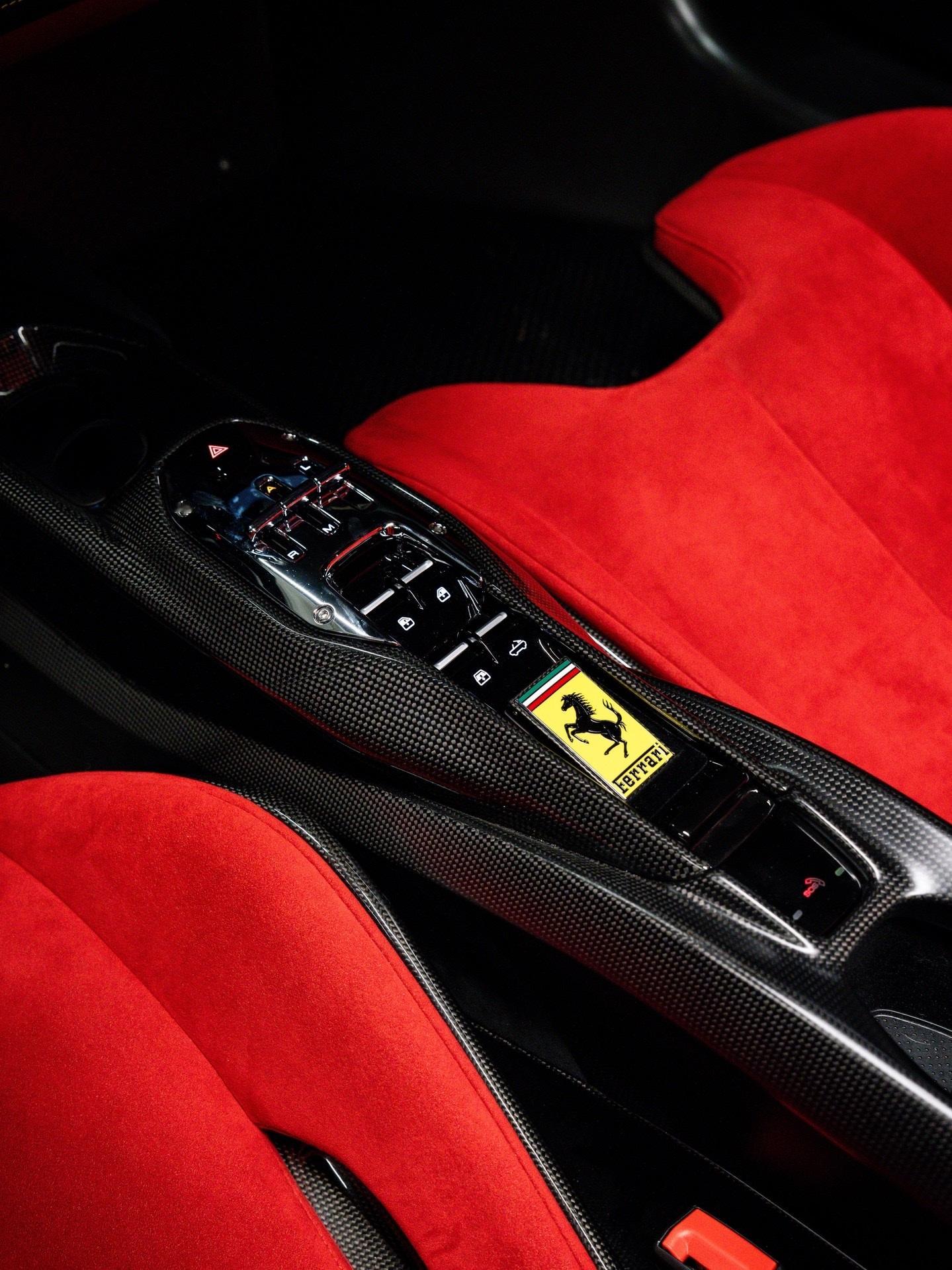 这款法拉利SF90XXSpider凭借其独家定制的配置脱颖而出，以Giall