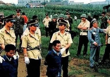 九十年代严打时期，被执行极刑的罪犯跪倒在地，被五花大绑，这样绑的目的，也很好的诠