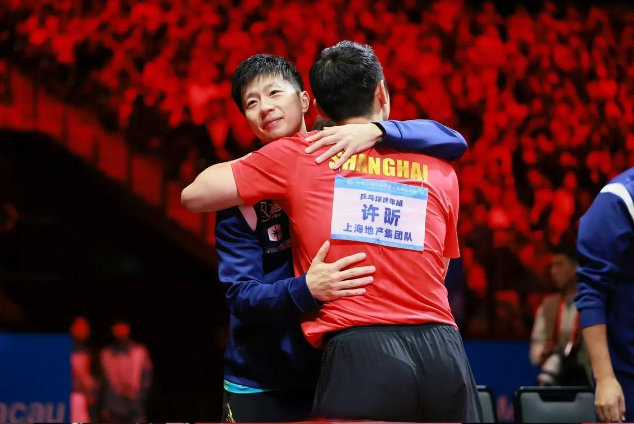 许昕微笑着走向马龙，双手张开，搂住龙队，龙队的眼睛里闪着泪，大蟒不忍直视，抬