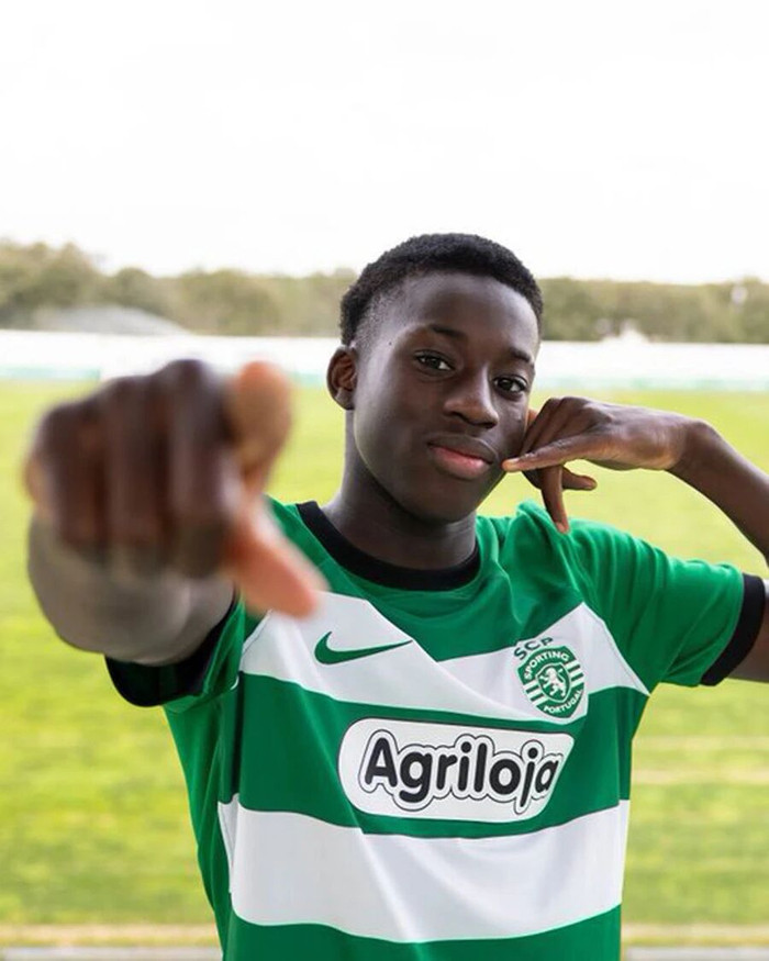 🔥【曼联右路补强计划曝光！三大目标浮出水面】🔥🔴现状：迪亚洛攻强守弱，曼