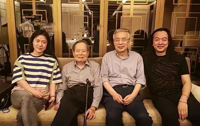也不知道翁帆到底是图什么？按理说翁帆当年离婚后也就二十多岁，也没有孩子，自己又