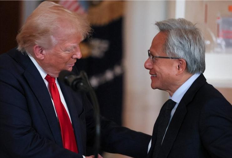 黄仁勋最后一刻“跳上”空军一号，很多人下意识觉得他是美国科技界派来撑场面、展示技