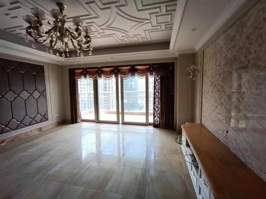 2023年6月，郭某、贝某掏出4821万余元，在深圳拍下了一套复式住宅。本以为捡