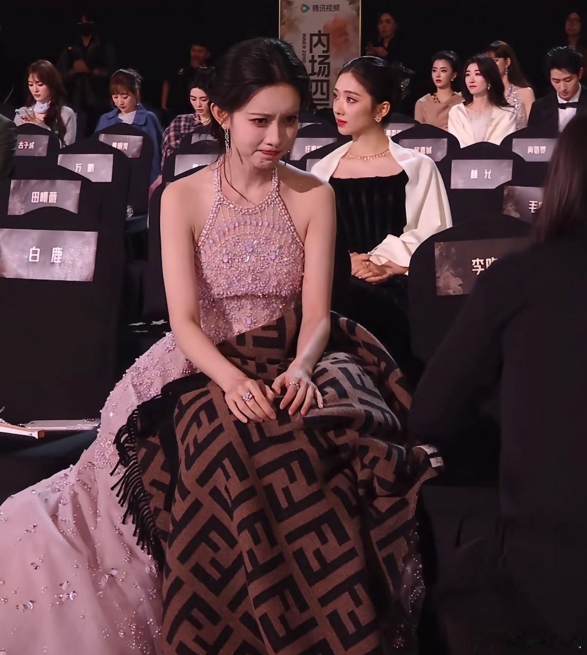 星光大赏的意外一摔，竟成了年度神图名场面。孟子义曳地长裙滑落的瞬间，姿态里藏着不