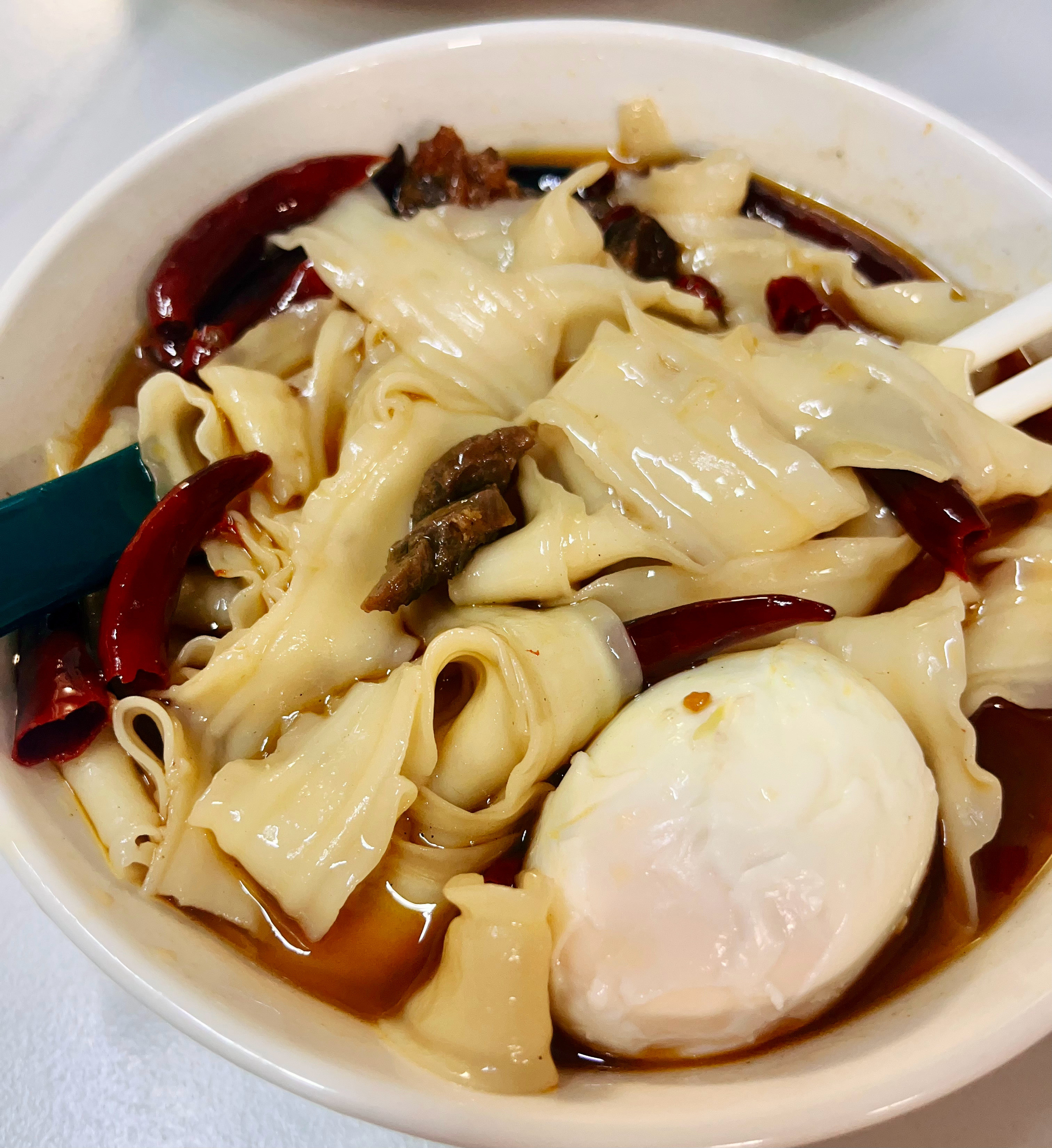 晚饭没吃突然想起来冰箱还有一盒安徽板面的底料煮完面才发现底料过期一个月了应该…