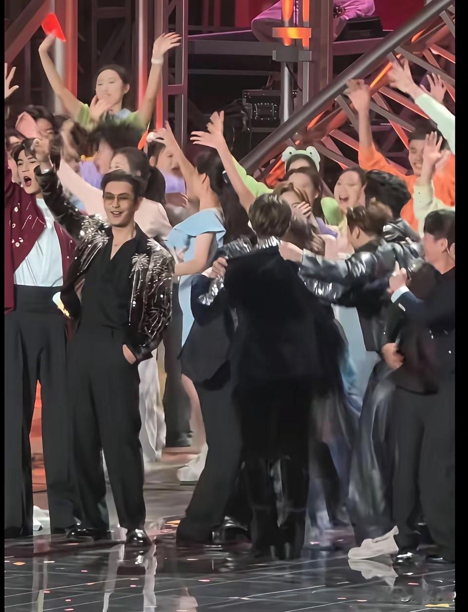 张凌赫这190cm的大高个实在是太抢眼了，179cm的黄晓明和174cm的檀健次