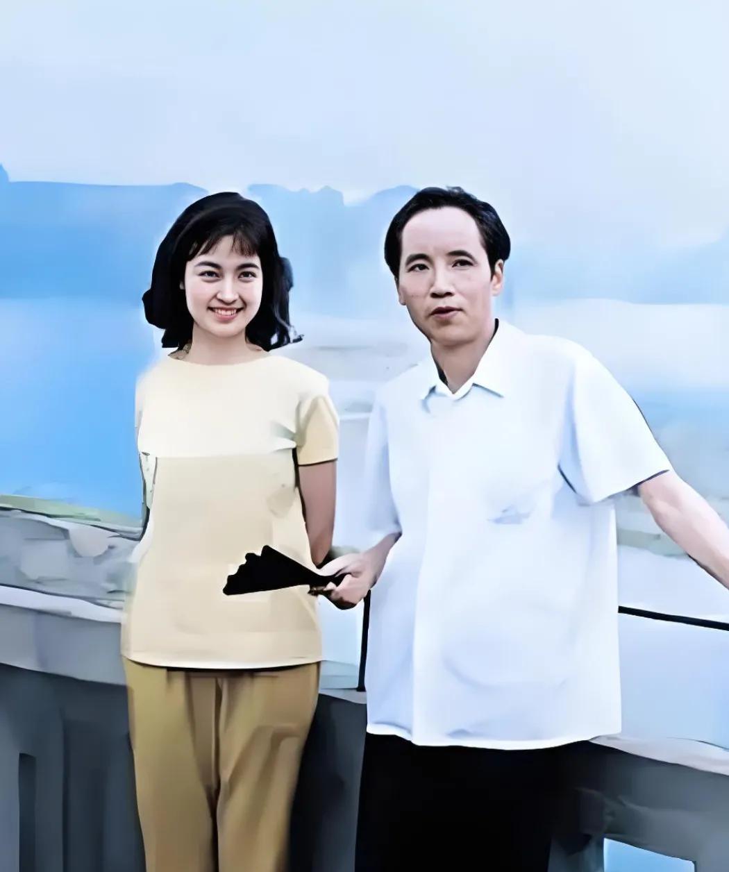 哇！少女时代的刘晓庆好漂亮呀！身材十分的匀称，脸部还有些婴儿肥的感觉！特别是笑起