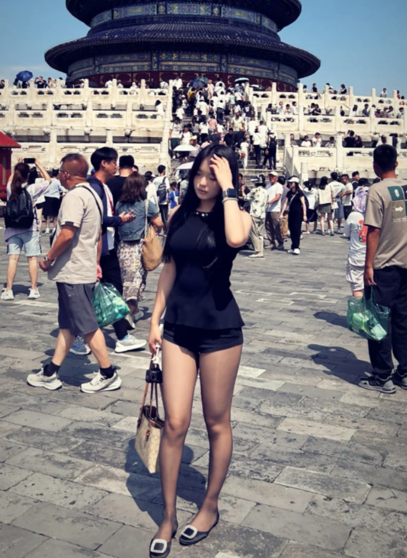丝袜+平底鞋真的无敌！谁能把旁边的人P掉？