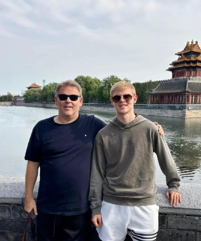 虽然已经结束了wtt中国大满贯比赛，但是菲利克斯勒布伦却没有和哥哥一起回到法国，