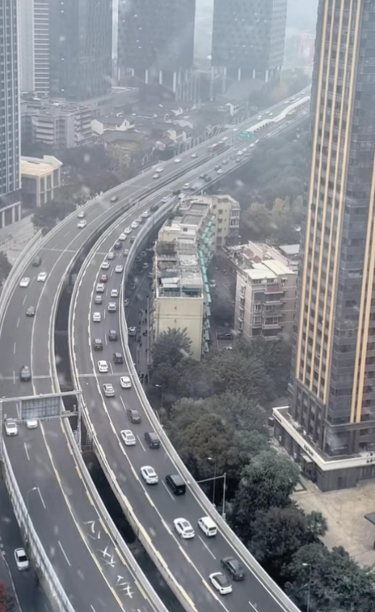 知道成都为啥会有这种奇景吗？不是川A素质高，全是蜀道集团像素高，宝马上去开一圈下