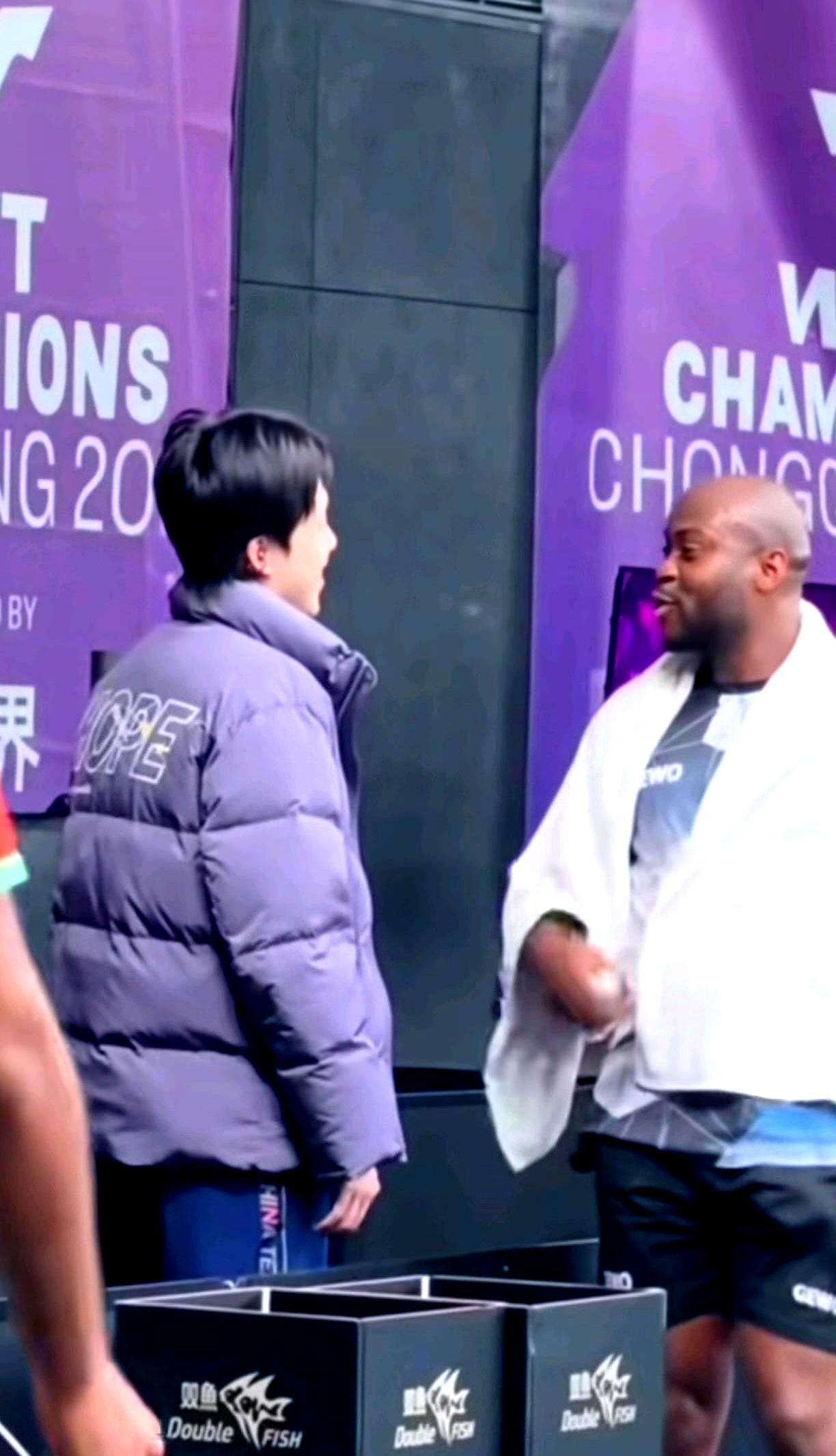 谁能想到，非洲乒坛一哥阿鲁纳来中国打比赛，最先犯难的居然是抢不到训练桌。最