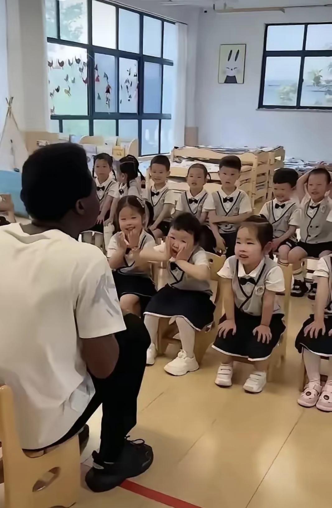 最近有个新闻，说一家幼儿园的家长们联名去教育局投诉，想要让那里的非洲外教走人。家