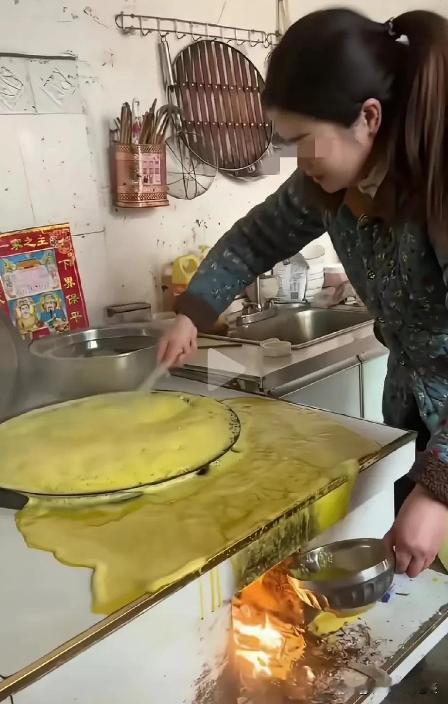 谁见过这种情况，过年了，隔壁邻居说要炸点丸子吃。让他们想到的是，他把油倒到锅里，