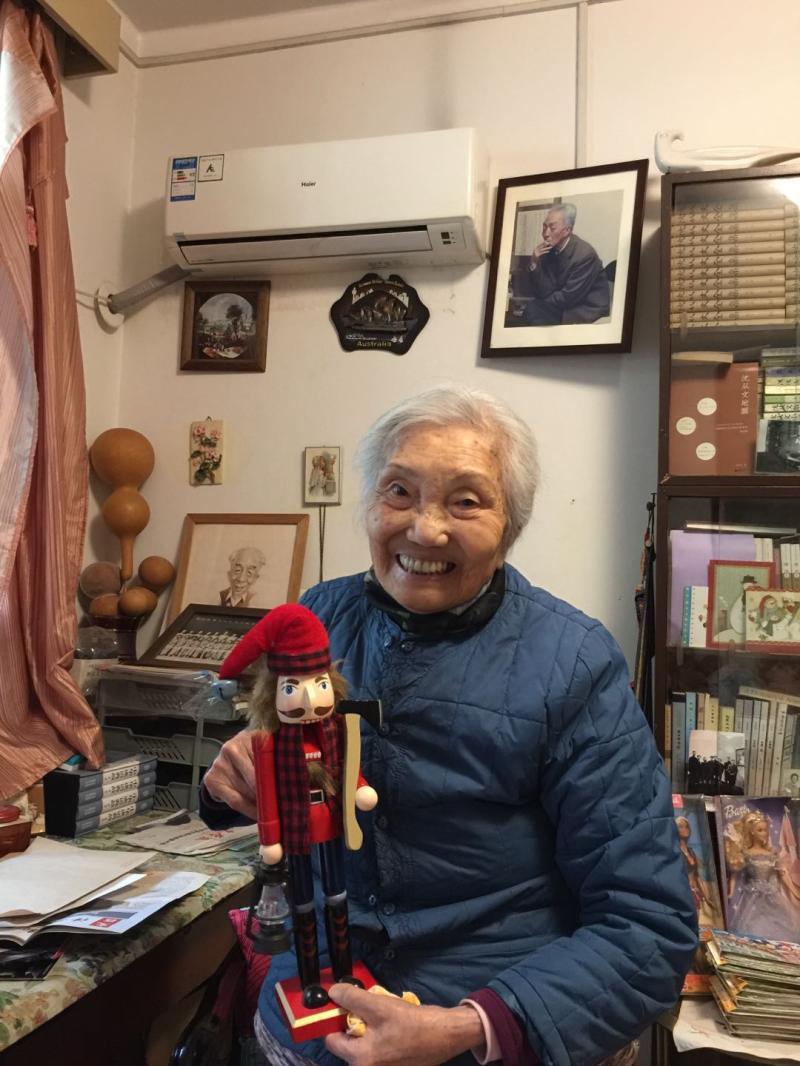 80岁丧夫独居到104岁，没住养老院没依赖子女，离开世界时也是独自一人。这位老人