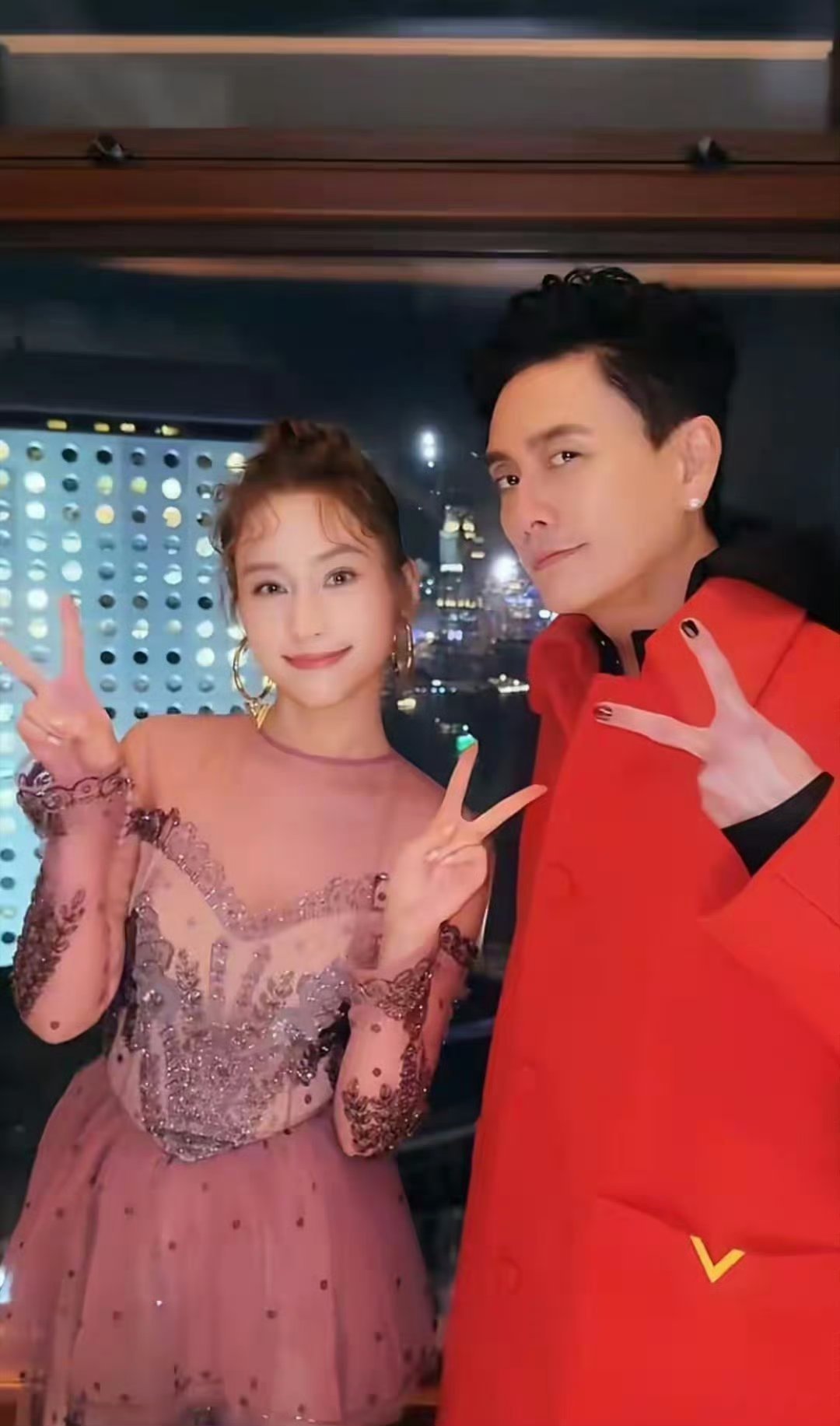 何超莲与黄宗泽同框合影，脸色似乎有点憔悴​​​