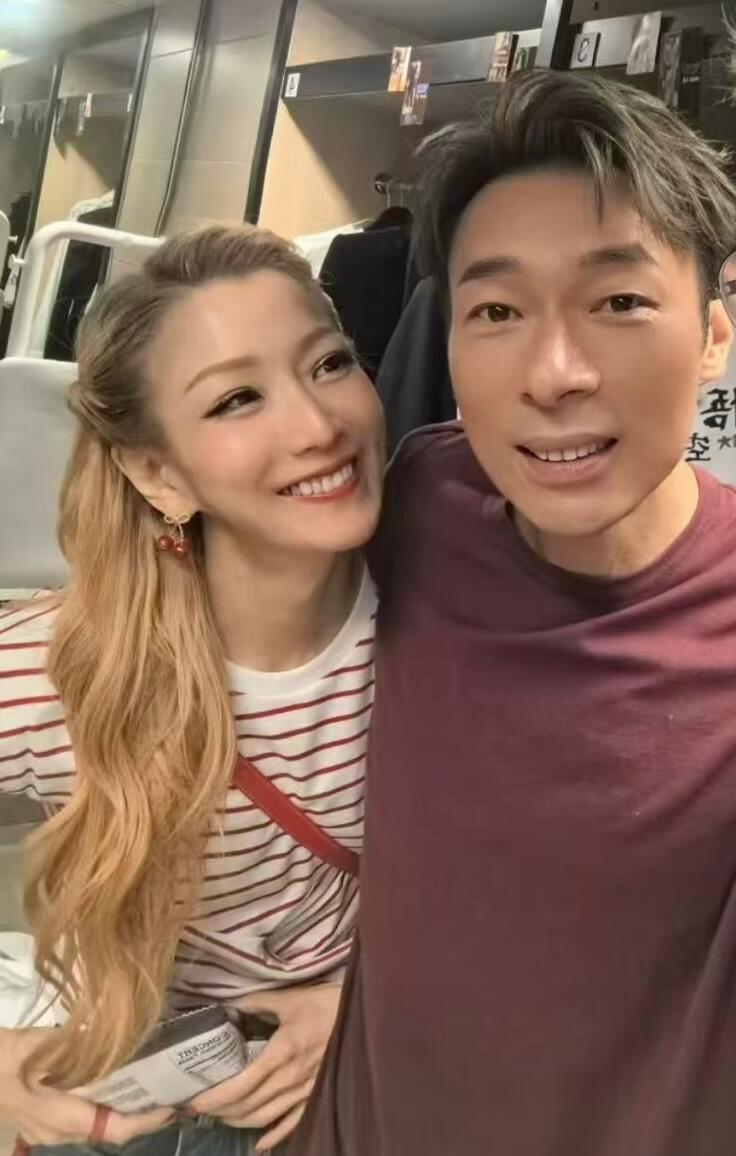 看这个眼神就知道郑秀文有多爱许志安，无奈对方表情毫无波澜，爱得自卑却不愿意生娃！