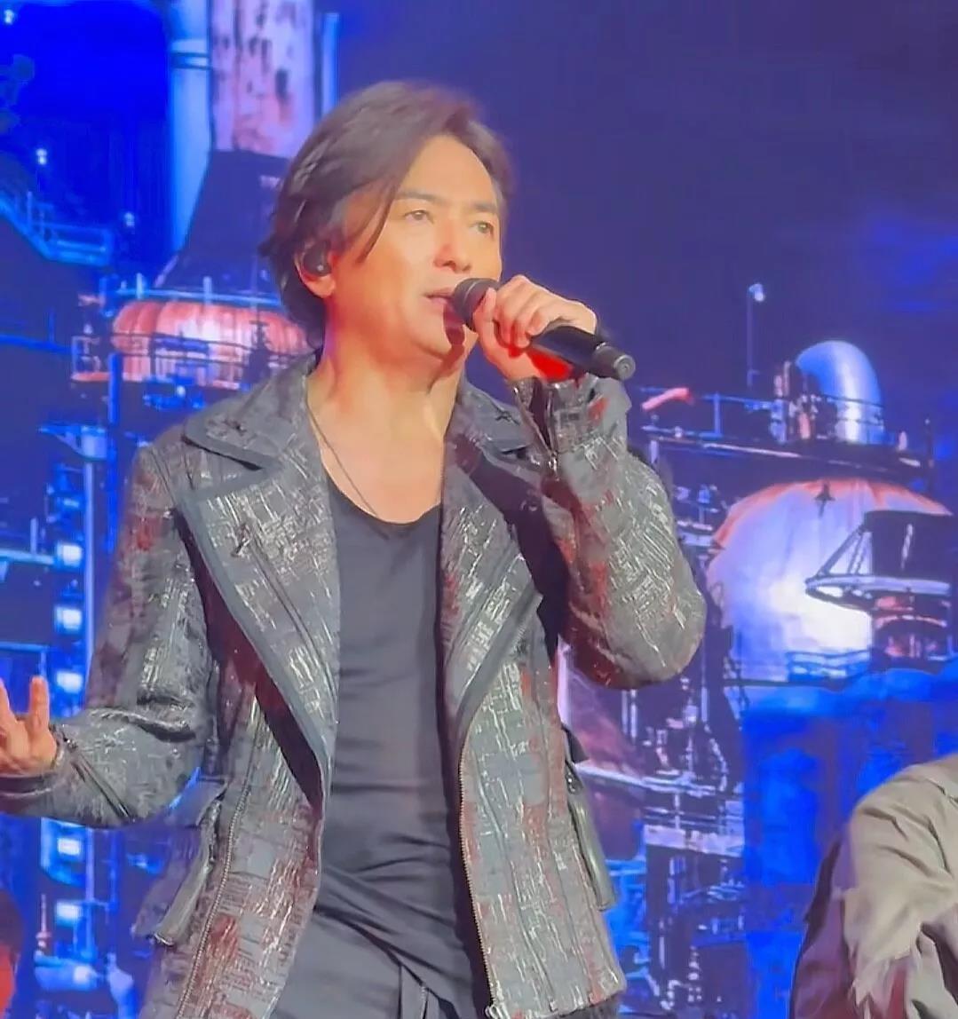 为什么57岁的郑伊健还出来开演唱会？我现在终于懂了。其实不是他自