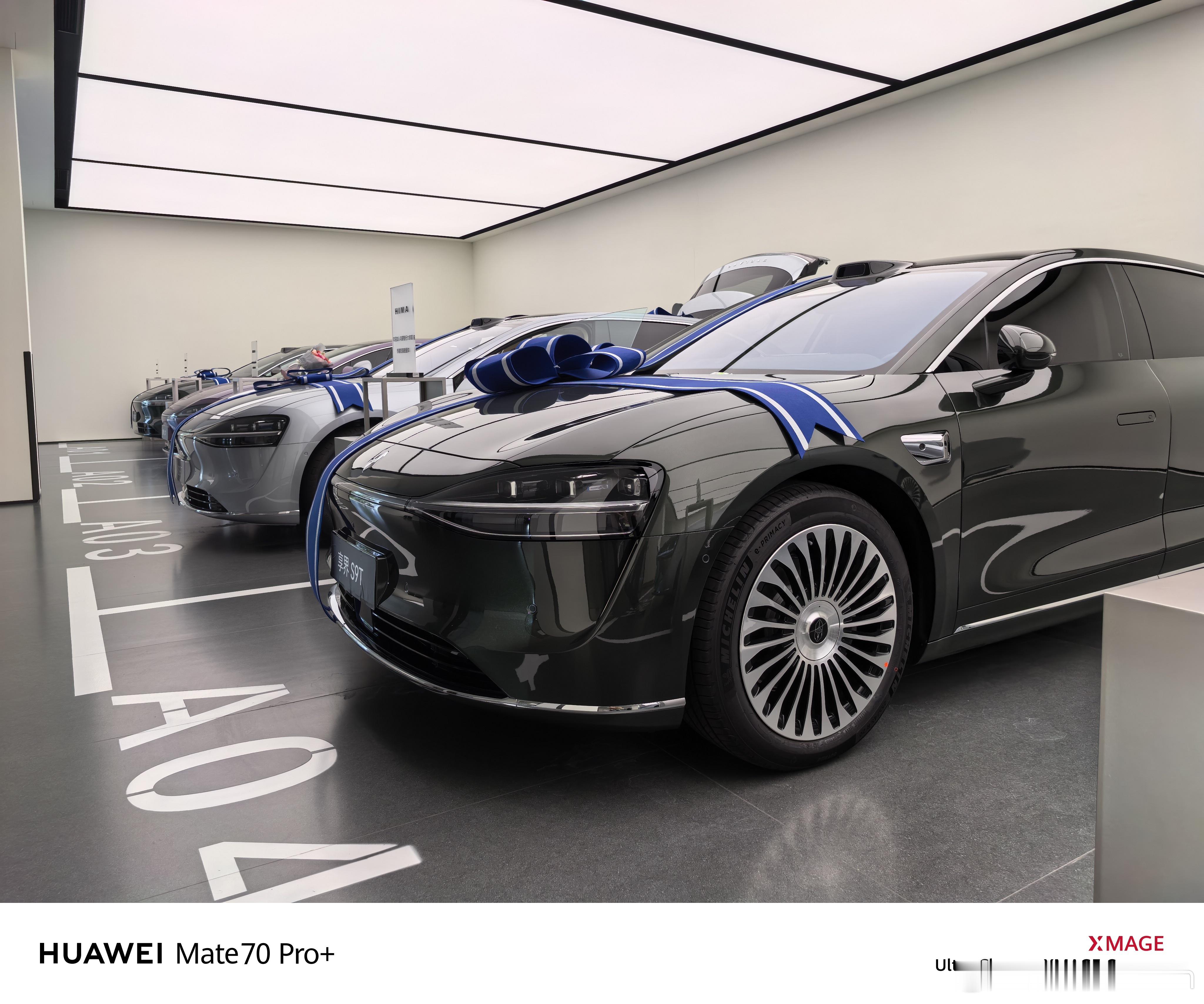 今天陪兄弟提车的时候，隔壁这台流光银的车主，是一对60多岁的爷爷奶奶，简单聊了一