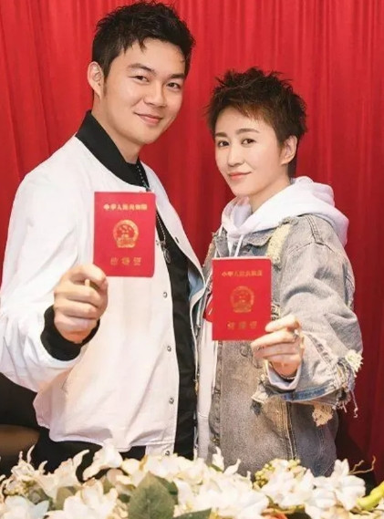 2018年，许文赫突然发了一条微博，内容是：等不了长发及腰了，现在就娶，并配上他