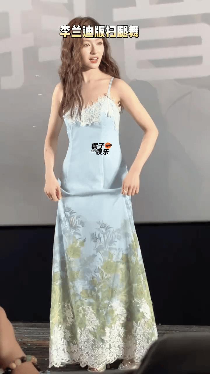 李兰迪穿着最漂亮的裙子，跳着最滑稽的舞[捂脸哭]转的像滚筒洗衣机[笑着哭]哈哈