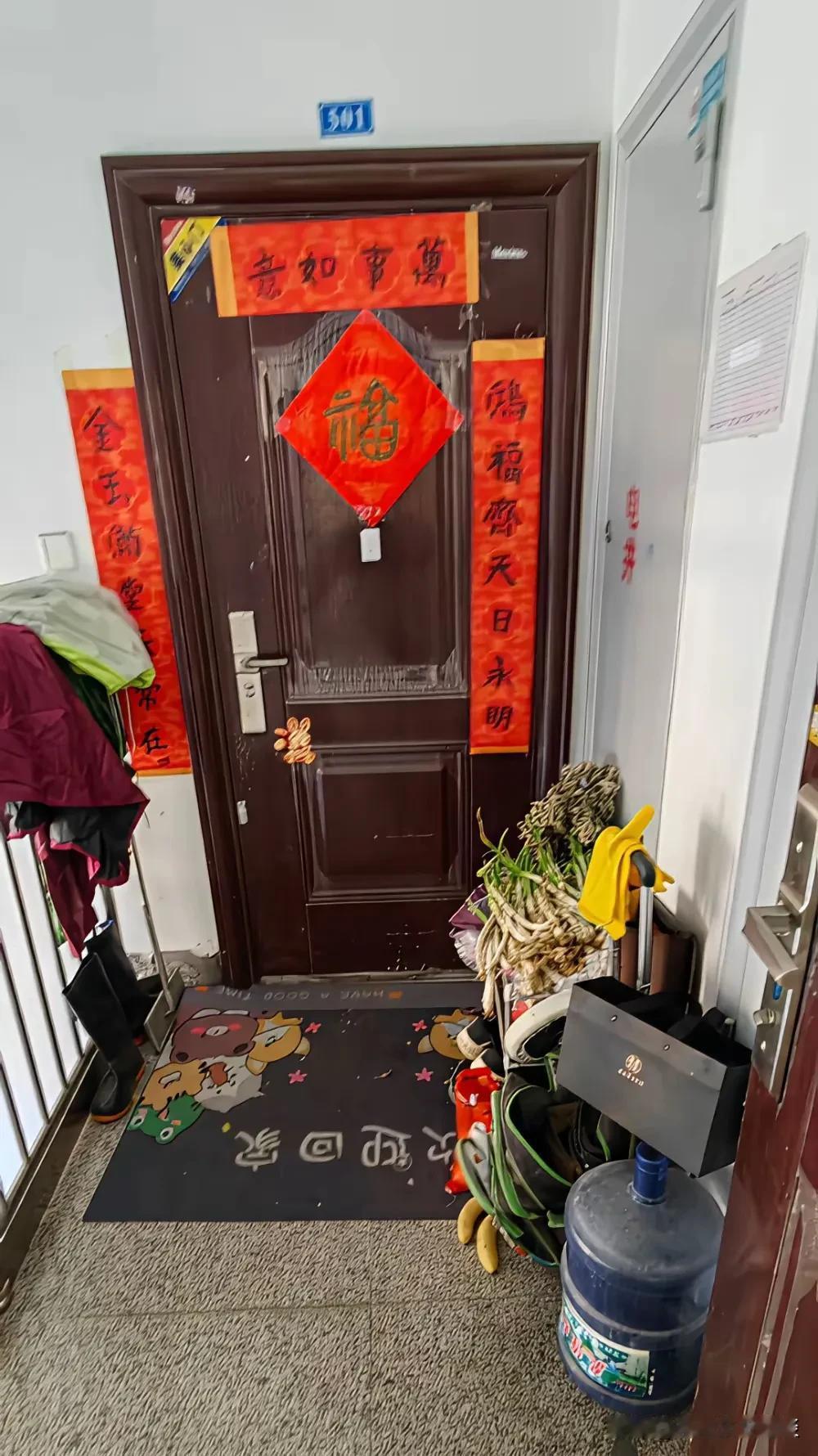 碰到这样的邻居能把你气死。我们和邻居门口离得很近，邻居是一个不太讲究的人，门口东