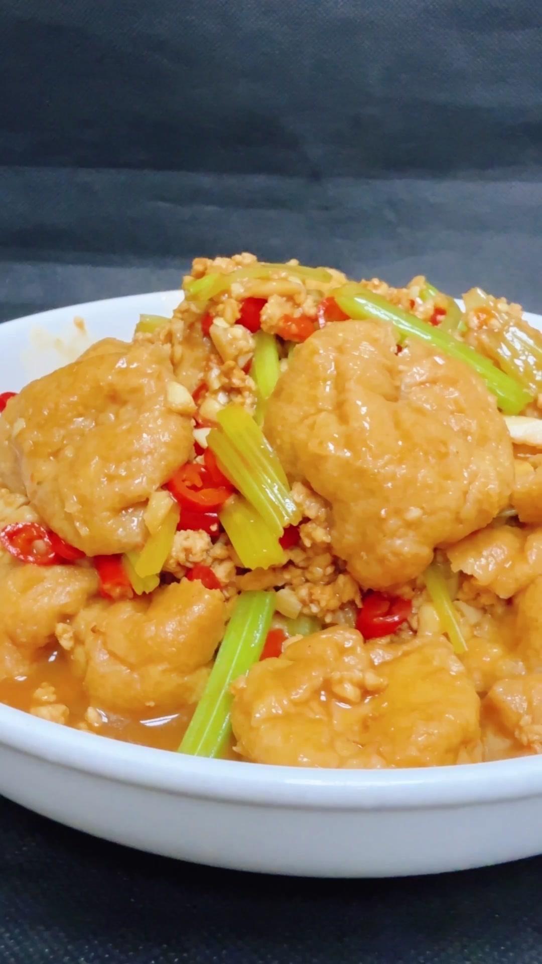 ✨食材：油豆腐、肉泥、芹菜、蒜子、小米辣、酱油、骨头汤、盐、生抽、蚝油、胡椒粉、