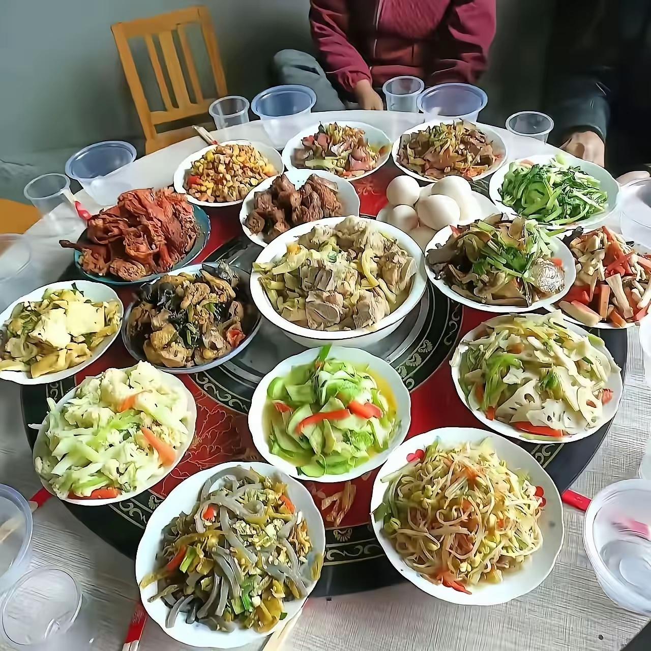 来个高手，猜一下这一桌菜出自哪里？