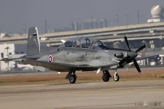 泰国军方周四发布消息，空军一架AT-6TH“金刚狼”轻型攻击侦察机在清迈郊外执行