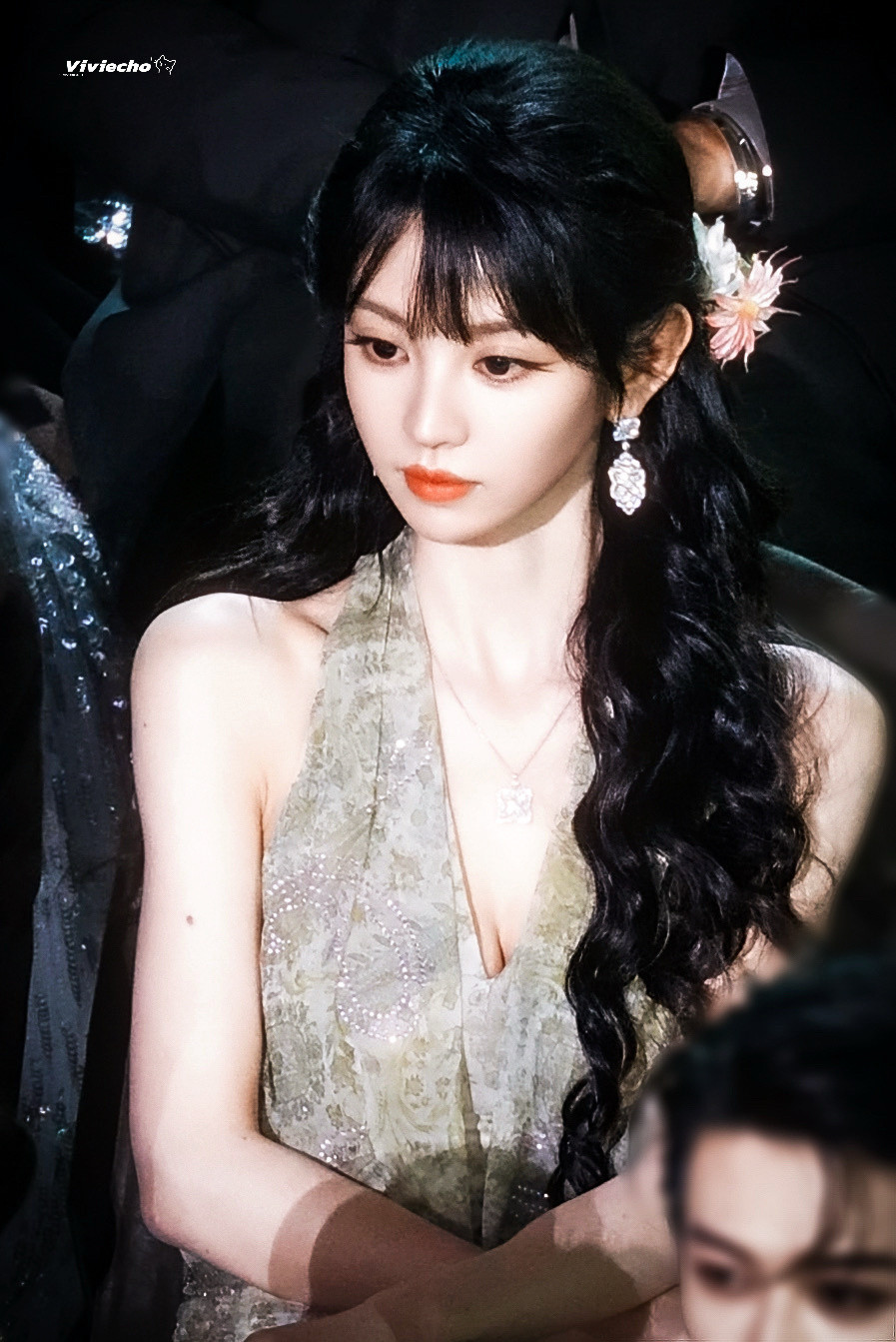 星光大赏年度表现力艺人田曦薇田曦薇星光大赏内场饭拍，可可爱爱的小田