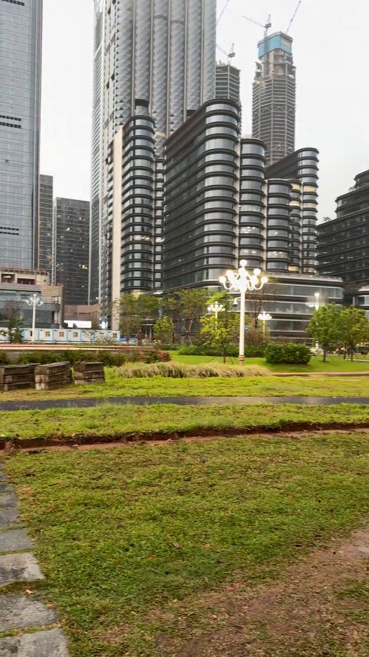 总部基地与深圳湾公园，这里的围栏已经拆了，假期可以来这里游玩了。