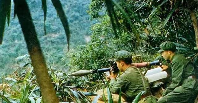 1979年，对越自卫反击战中，367团副参谋长怀疑掉队的战友是越南特工，竟不顾劝