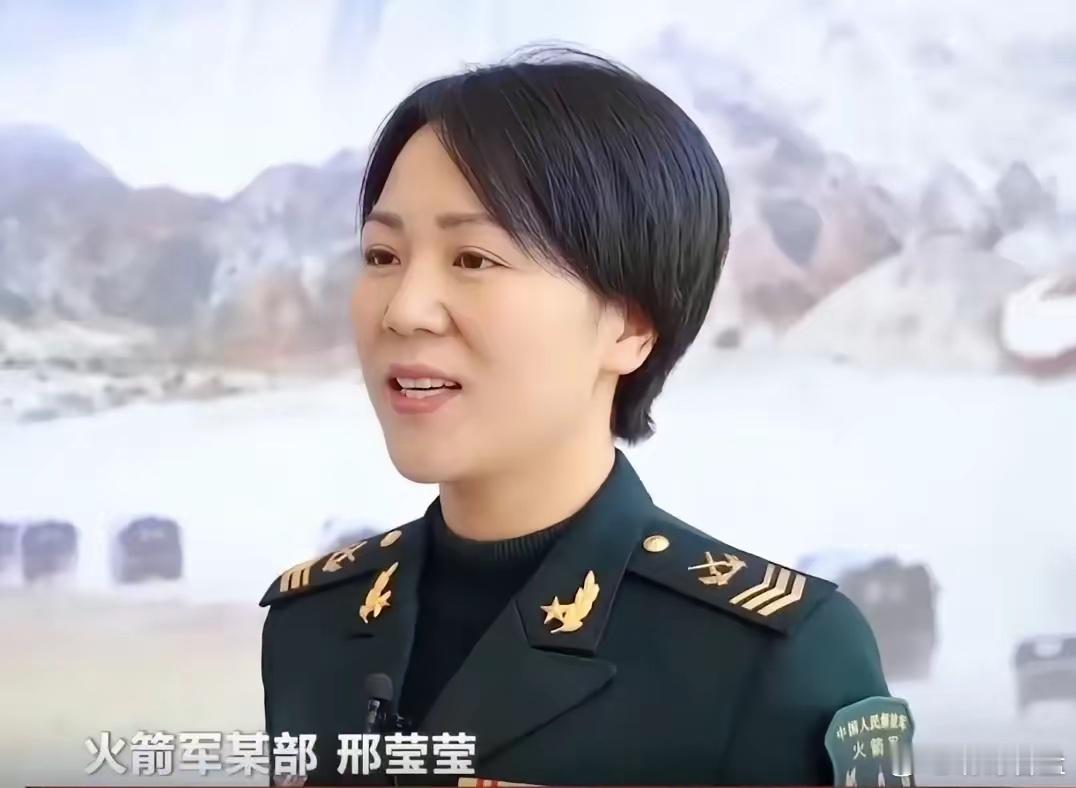 火箭军三级军士长邢莹莹，这是我见过最牛的女兵了，第一次见这么多军功章的女兵，她是