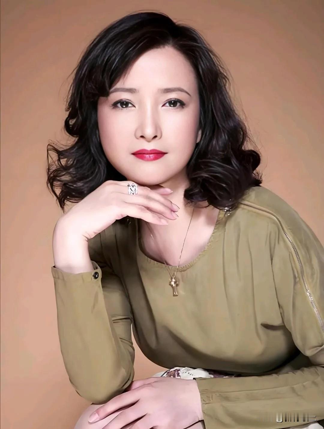 何晴去世的消息太突然了！谁能想到抗癌十年还在努力笑对朋友的她，居然一下子就离开了