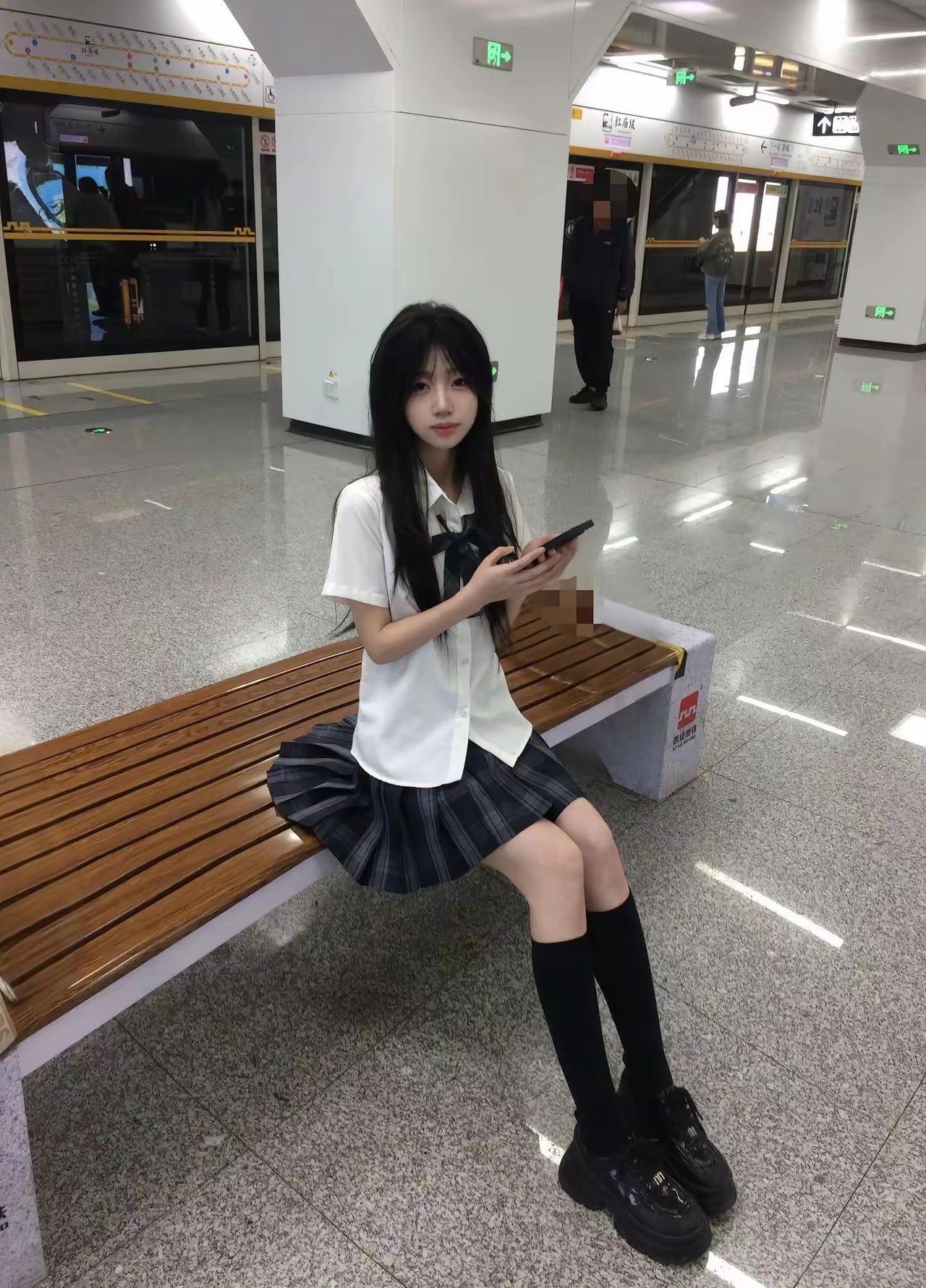 地铁站的少女，黑白校服搭配，青春气息满满！📸✨黑白裙子穿搭地铁女神穿搭地铁