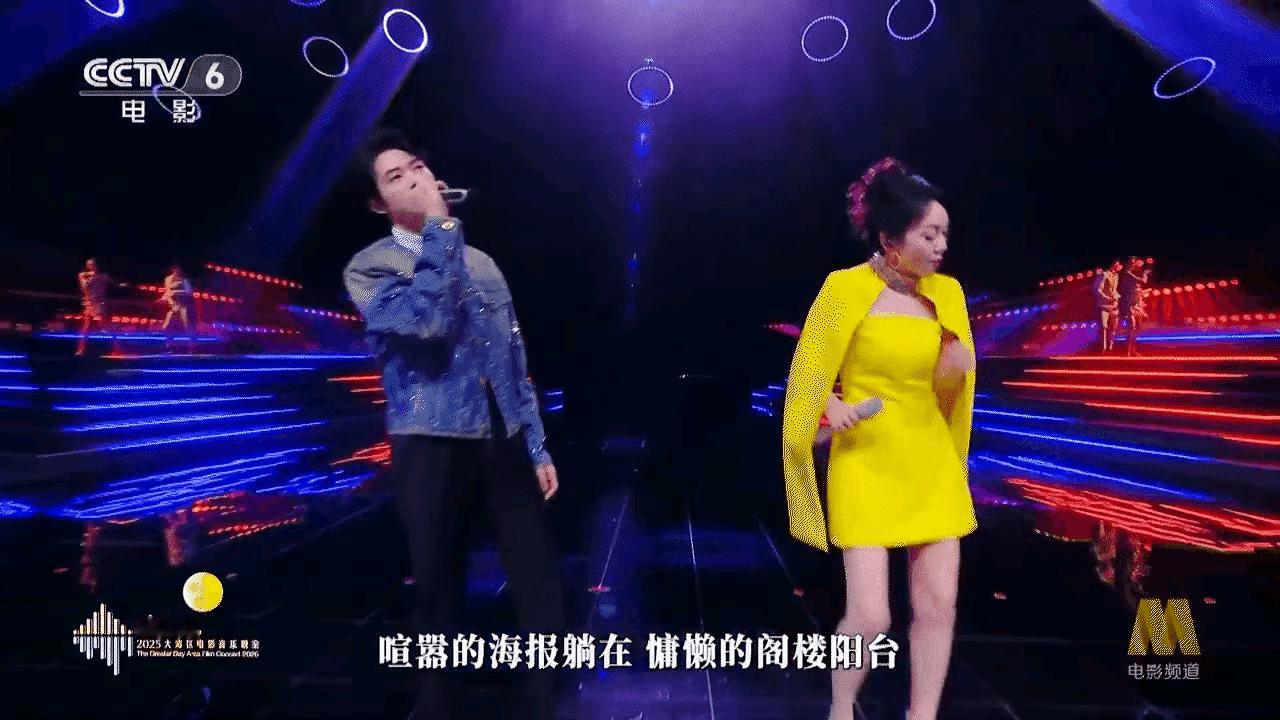 刘敏涛微醺一姐不保，闫妮这是真的喝醉的感觉，太忘我了。娱乐圈两个微醺一姐，一个