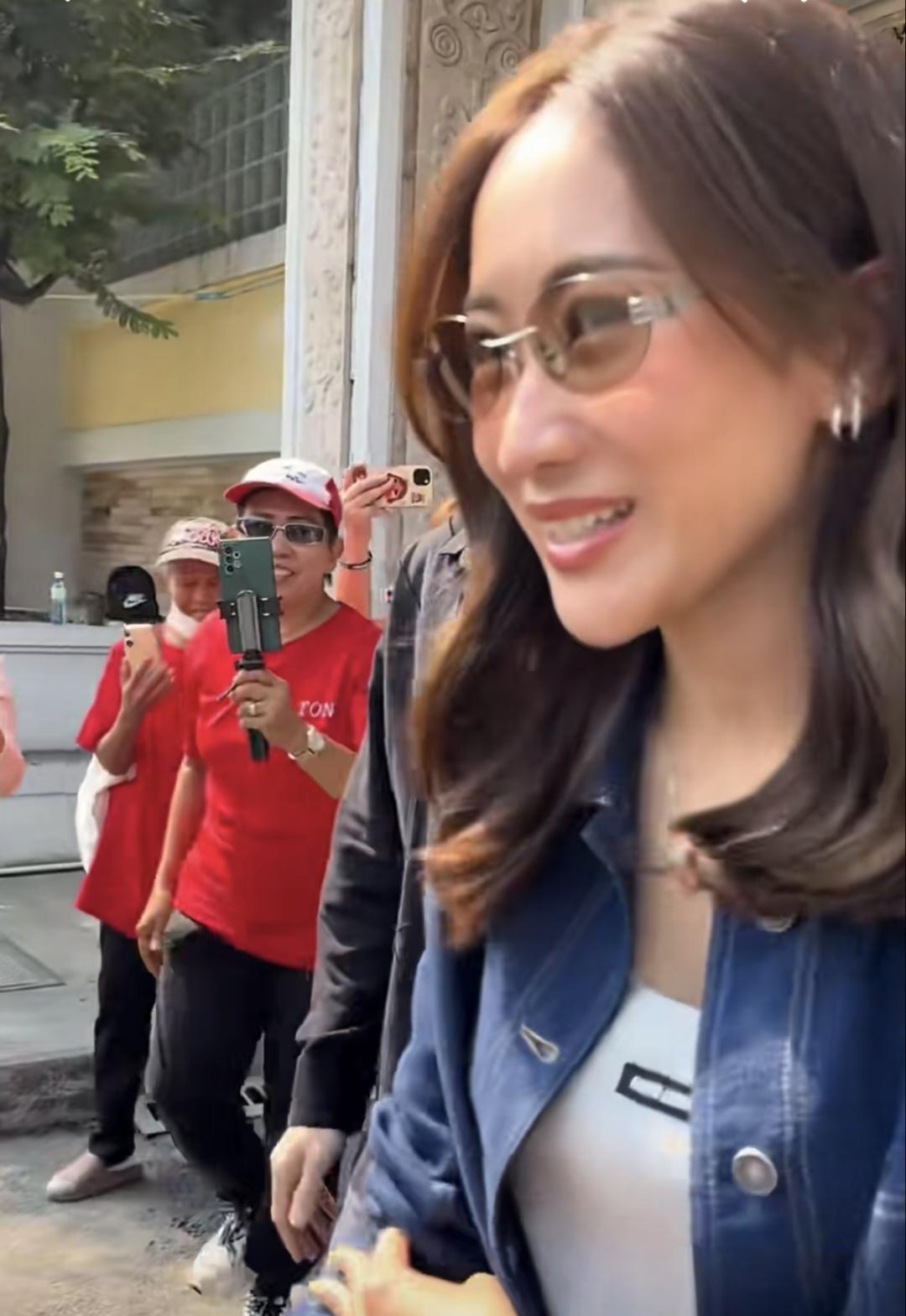 萍通塔既漂亮又温文尔雅啊！3月26日，星期四，萍通塔夫妇来到曼谷监狱探望父亲他信