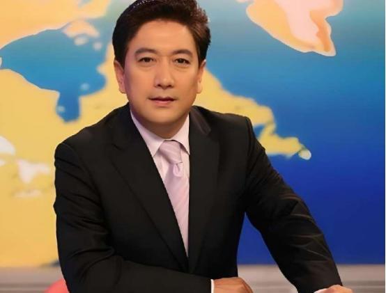 2007年，水均益老婆突然半身不遂，他二话不说就跟老婆离了婚，闺女哭着说：“爸，